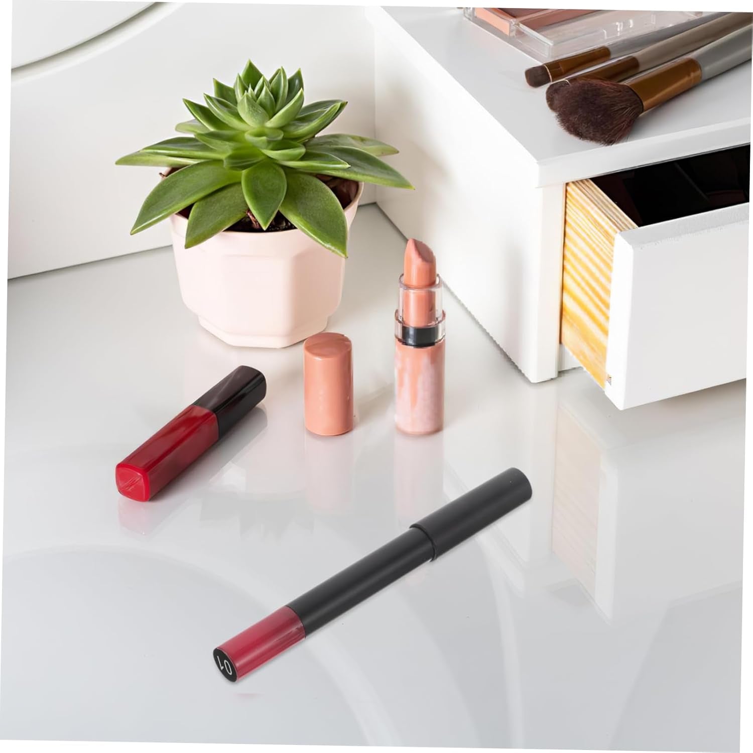 Lip Liner Cream Pen for Women Matte Finish Lip Stain Tool for Precise Application and Effortless Contouring for Beginners Texture